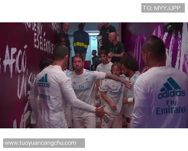 欧冠赛场惊现奇葩瞬间球迷冲入场内强抢C罗球衣